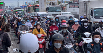 Người dân đổ về TP.HCM sau nghỉ lễ, giao thông ùn ứ nhiều nơi
