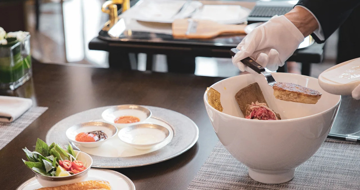 Phở bò Wagyu, gan ngỗng dát vàng đắt đỏ nhất Việt Nam lên báo Mỹ