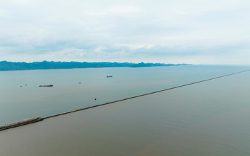 "Đường đi bộ trên biển" 10km nguy hiểm nhất Việt Nam như lát cắt chia đôi mặt biển, chỉ xuất hiện 1 lần mỗi ngày vào thời điểm đặc biệt