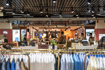 Người Việt sáng bay sang Singapore mua hàng hiệu, tối lại bay về?