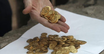 Trúng số 20 tỷ, người đàn ông dùng tiền mua đất làm nhà, "vỡ òa" đào thêm được kho báu cổ đúc bằng bạc, đồng và vàng