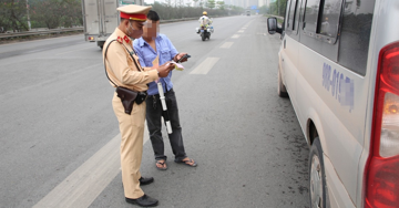 Cảnh sát giao thông được kiểm tra giấy tờ xe tích hợp trên VNeID từ 15/9?