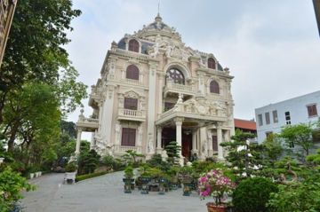 Toà lâu đài gần 50 tỷ của đại gia Nam Định mất hơn 9 năm để xây dựng trên mảnh đất 3.000m2, nội thất toàn gỗ quý cẩm lai, gỗ đỏ