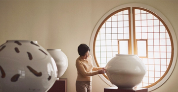 Hé lộ chiếc bình trắng mỏng manh có giá hàng triệu USD