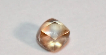 Bé gái 7 tuổi nhặt được kim cương khi đi chơi công viên đúng ngày sinh nhật