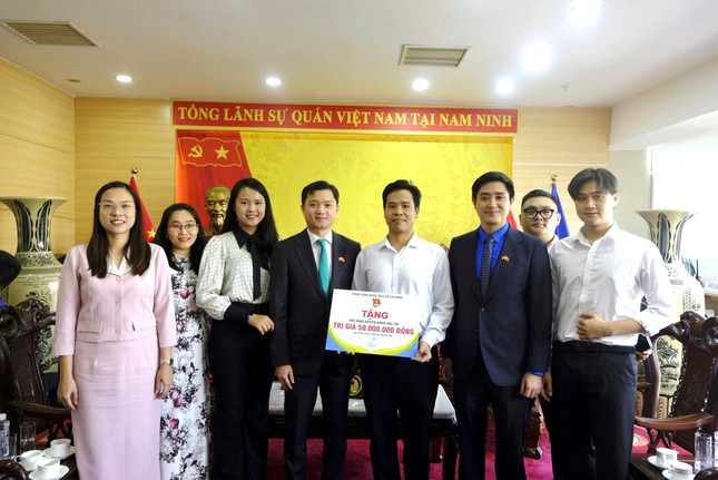 B&iacute; thư Trung ương Đo&agrave;n ch&agrave;o x&atilde; giao Tổng l&atilde;nh sự qu&aacute;n Việt Nam tại Nam Ninh, Trung Quốc ảnh 3