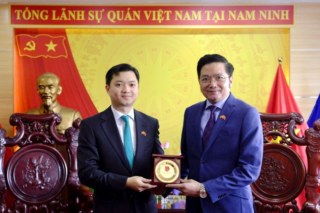 B&iacute; thư Trung ương Đo&agrave;n ch&agrave;o x&atilde; giao Tổng l&atilde;nh sự qu&aacute;n Việt Nam tại Nam Ninh, Trung Quốc ảnh 2