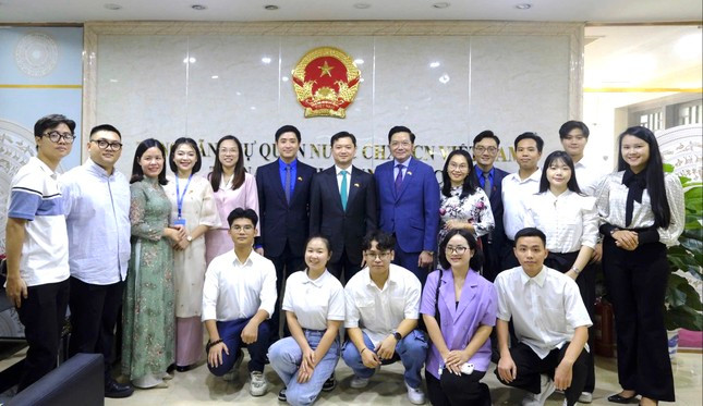 B&iacute; thư Trung ương Đo&agrave;n ch&agrave;o x&atilde; giao Tổng l&atilde;nh sự qu&aacute;n Việt Nam tại Nam Ninh, Trung Quốc ảnh 4