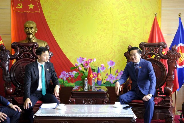 B&iacute; thư Trung ương Đo&agrave;n ch&agrave;o x&atilde; giao Tổng l&atilde;nh sự qu&aacute;n Việt Nam tại Nam Ninh, Trung Quốc ảnh 1