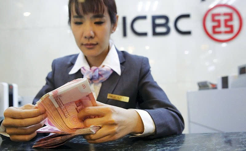 L&agrave;m thất tho&aacute;t tiền v&agrave;o tay kẻ lừa đảo, nữ nh&acirc;n vi&ecirc;n ng&acirc;n h&agrave;ng vẫn nhận bằng khen v&agrave; thưởng lớn: V&igrave; sao?