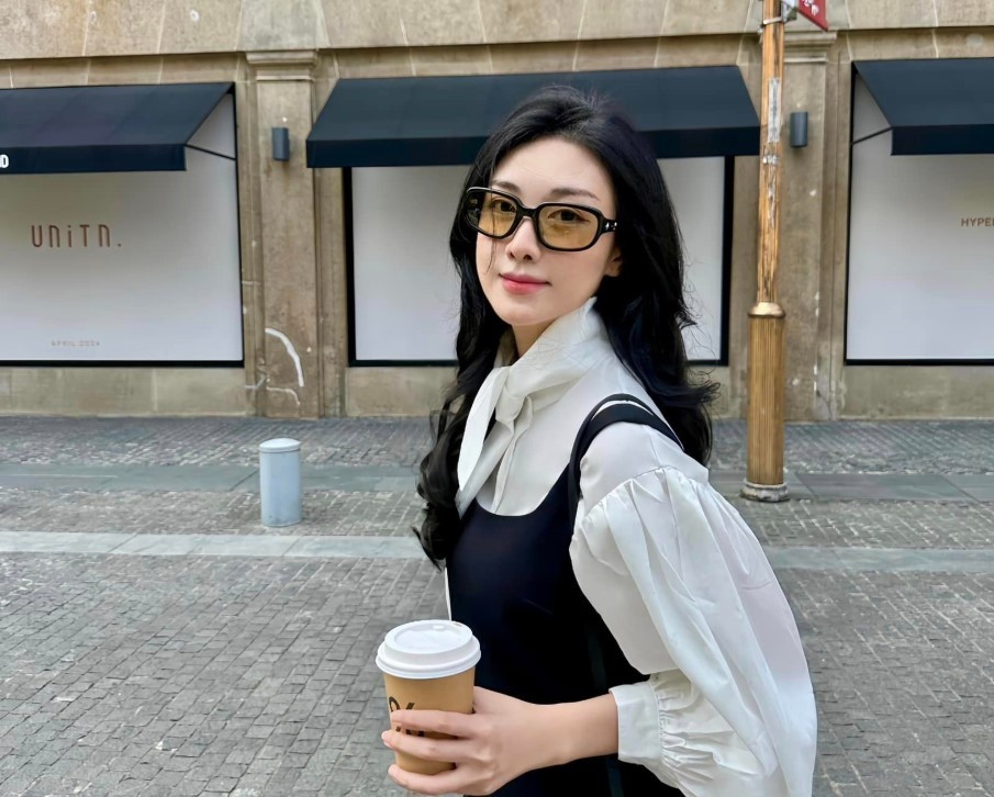 Chủ thương hiệu B&ocirc;ng Bi&ecirc;ng b&aacute;c bỏ tin đồn đạo nh&aacute;i Molly Tea, khẳng định lấy cảm hứng từ thương hiệu thời trang xa xỉ của Ph&aacute;p