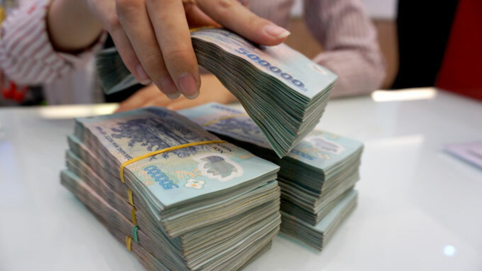 Nh&oacute;m cho vay l&atilde;i &lsquo;cắt cổ&rsquo; hơn 912,5%/năm &eacute;p nạn nh&acirc;n viết giấy nợ 5 tỷ đồng