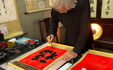 Đến sân bay Nội Bài để được tặng chữ thư pháp trong ngày đầu năm mới