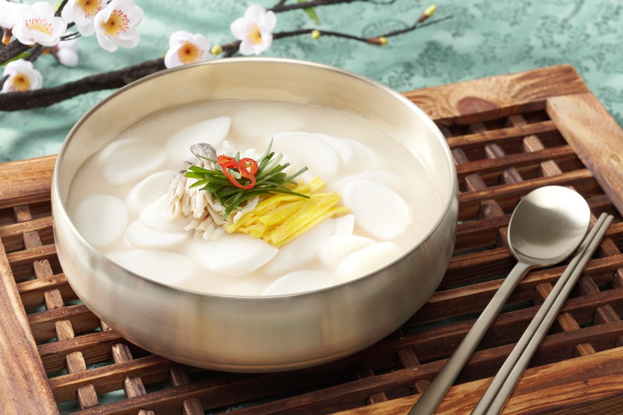 Món canh Tteokguk ngày đầu năm mới của người Hàn Quốc