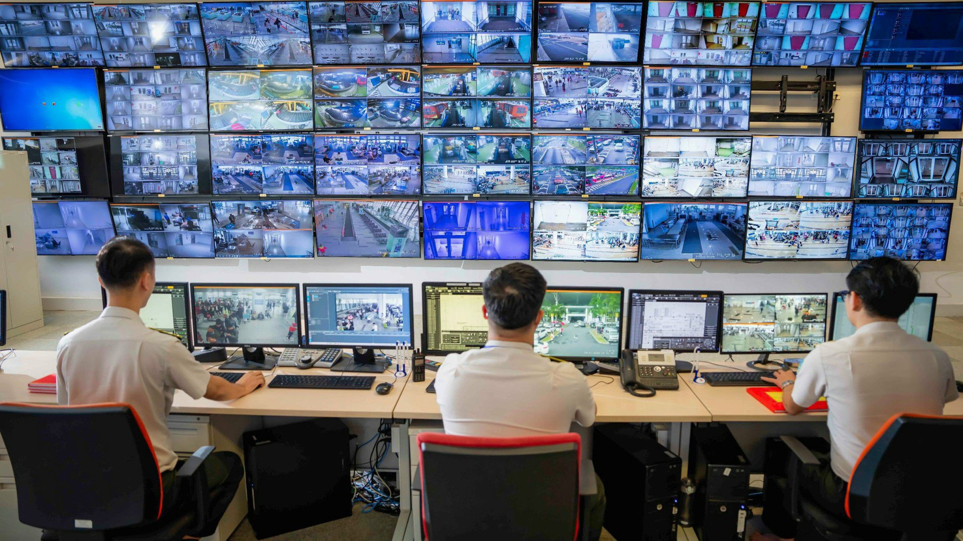 Đến sân bay Nội Bài để được tặng chữ thư pháp trong ngày đầu năm mới- Ảnh 7.