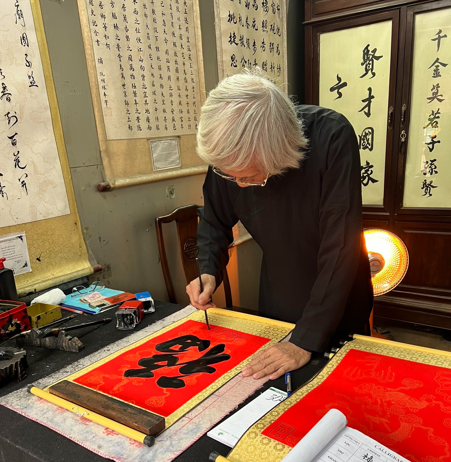 Đến sân bay Nội Bài để được tặng chữ thư pháp trong ngày đầu năm mới- Ảnh 1.