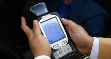 Cùng uống 2 lon bia, tại sao có người 4 tiếng nồng độ cồn về 0, người vẫn còn?