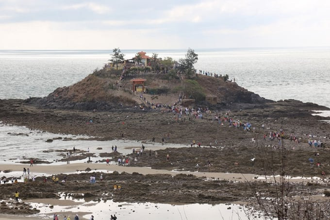 mieu-hon-ba-vung-tau-kham-pha-bi-an-ngoi-mieu-tren-dao-hon-ba-06-1634045572