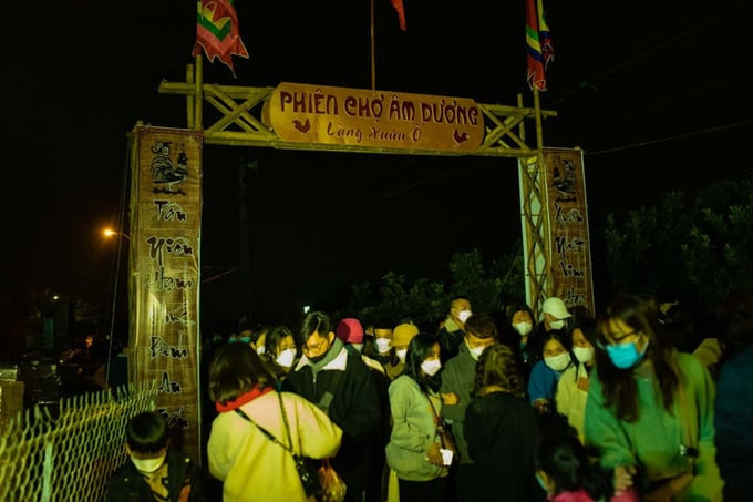 Phiên chợ được xem như cuộc hội ngộ giữa những người còn sống và những người đã mất