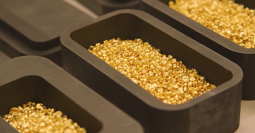 Nghề 'độc' kiếm bộn tiền: Nấu chảy rác thải để lấy hàng tấn vàng