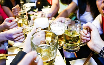 Khách chọn nước lọc thay bia rượu, tiệc tất niên vãn tiếng 'dzô' nhưng vẫn nhiệt