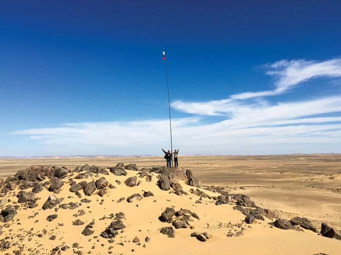 Việc Bir Tawil không có chủ tạo ra một nguyên tắc thú vị: bất kỳ ai cũng có quyền tự xưng là chủ nhân của nó nếu muốn nhưng sẽ không có ai công nhận điều đó https://cdn.stockproxx.com/2024/3/21/vung-dat-7.jpg