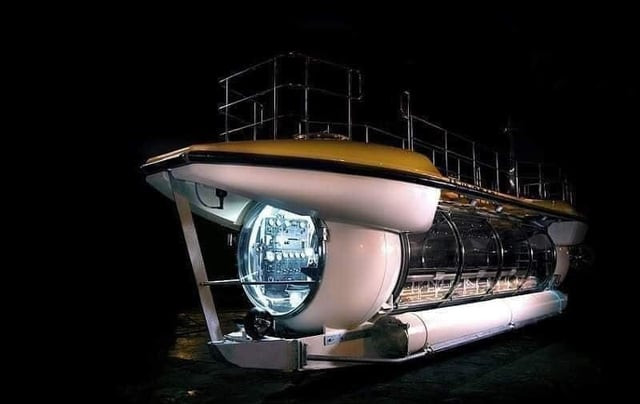 Con tàu lặn thiết kế trong suốt đưa du khách xuống đại dương ở độ sâu tới 100m. Ảnh: Báo Khánh Hòa