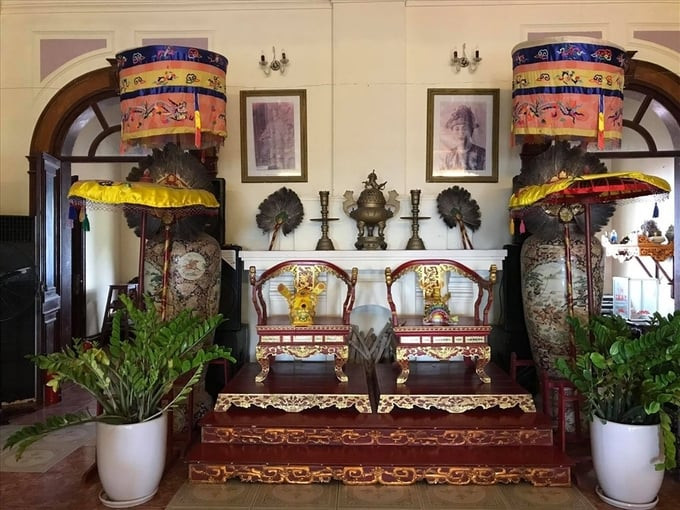 Ghế ngồi của vua Bảo Đại v&agrave; ho&agrave;ng hậu Nam Phương. Ảnh MD