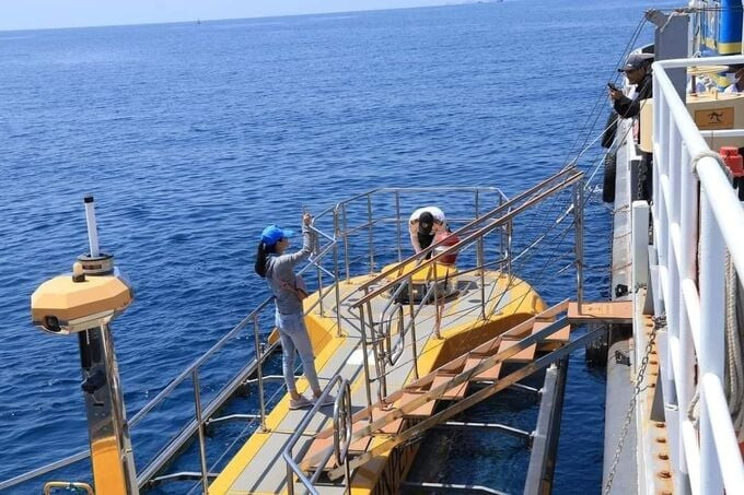 Du khách xuống để chuẩn bị vào tàu ngầm lặn biển. Ảnh: Tạp chí Du lịch Thành phố Hồ Chí Minh
