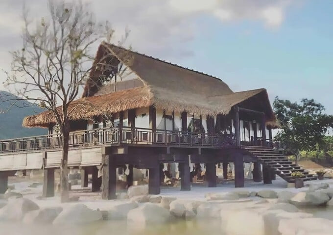 Những ngôi nhà sàn đậm chất Tây Nguyên được phối hợp hài hòa vào không gian của khu sinh thái. Ảnh: @mikelyr7