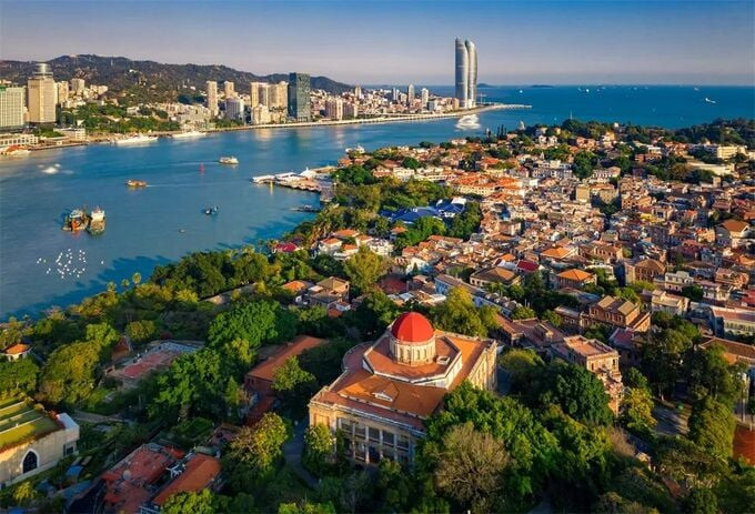 Nằm ngoài khơi thành phố Hạ Môn, tỉnh Phúc Kiến, Trung Quốc, Cổ Lãng Tự với diện tích vỏn vẹn chỉ 2km2. Ảnh: Internet