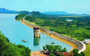 Có một sân bay dã chiến nằm dưới lòng hồ nước ngọt nhân tạo đẹp nhất nhì miền Trung