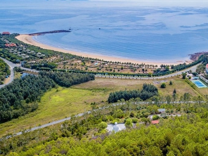 Những cánh cung do biển cả ăn sâu vào đất liền là một trong những tuyệt cảnh mà thiên nhiên ưu ái cho vùng đất này. Ảnh: Mia