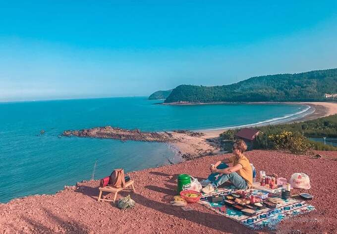 Ngoài tắm biển và tận hưởng bầu không khí trong lành, du khách đến với Bãi Lữ còn có cơ hội trải nghiệm cắm trại trên đồi sim thơ mộng, ngắm nhìn toàn cảnh Bãi Lữ từ trên cao. Ảnh: Sưu tầm