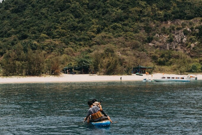 Hòn Nưa là điểm đến lý tưởng dành cho những du khách luôn yêu thích và tìm kiếm một điểm đến bình yên, nhẹ nhàng, tránh xa phố thị ồn ào xô bồ. Ảnh: Đặng Nhân Thuần