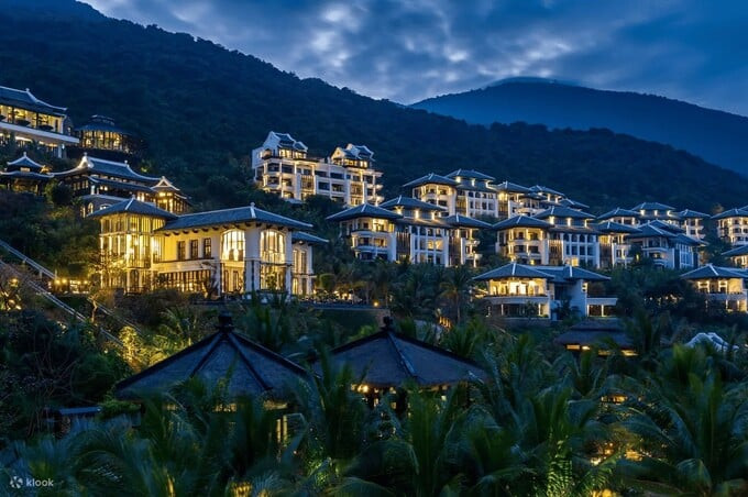 InterContinental Đà Nẵng Sun Peninsula Resort khi lên đèn. Ảnh: Internet