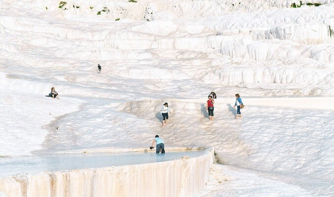 Trải qua hàng nghìn năm, những mỏ khoáng này đã tạo nên khung cảnh của Pamukkale như hiện nay. (Ảnh: Vietnamnet)
