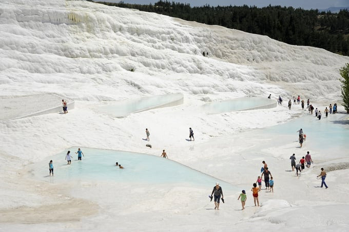 Pamukkale là một điểm đến lý tưởng cho những ai yêu thích khám phá thiên nhiên kỳ thú, tìm hiểu về lịch sử văn hóa và trải nghiệm những điều độc đáo (Ảnh: Global-Geography)