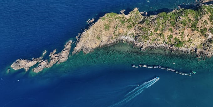 Eo Gió là một eo biển rất nhỏ được bao bọc che chắn bởi những rặng núi đá cao uốn lượn, nhìn từ xa trông chúng như những răng cưa. Ảnh: Báo Vietnamnet