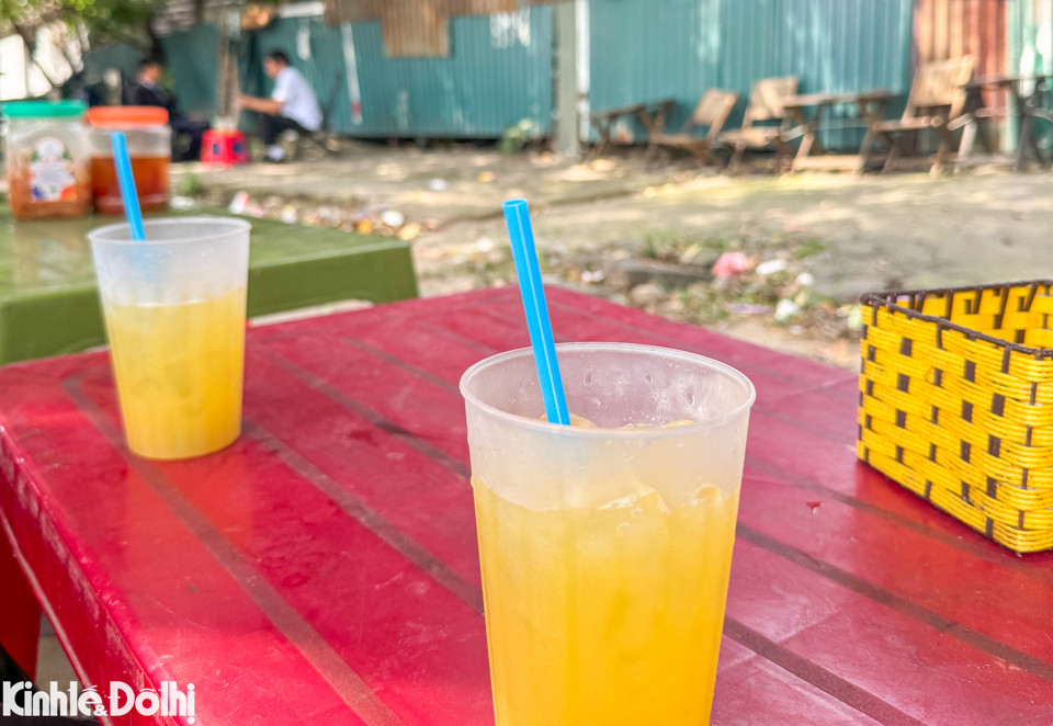 Nước mía được bán tràn lan tại các vỉa hè của Hà Nội.