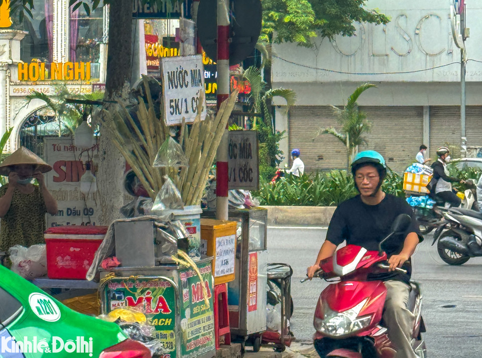 Tại các ngõ phố, máy ép nước mía xuất hiện ở mọi nơi. Chỉ cần một góc nhỏ vỉa hè, người dân đã có thể mở cho mình một quán nước mía. Hình ảnh ghi nhận tại đầu đường Khương Đình - Nguyễn Trãi (Thanh Xuân, Hà Nội).