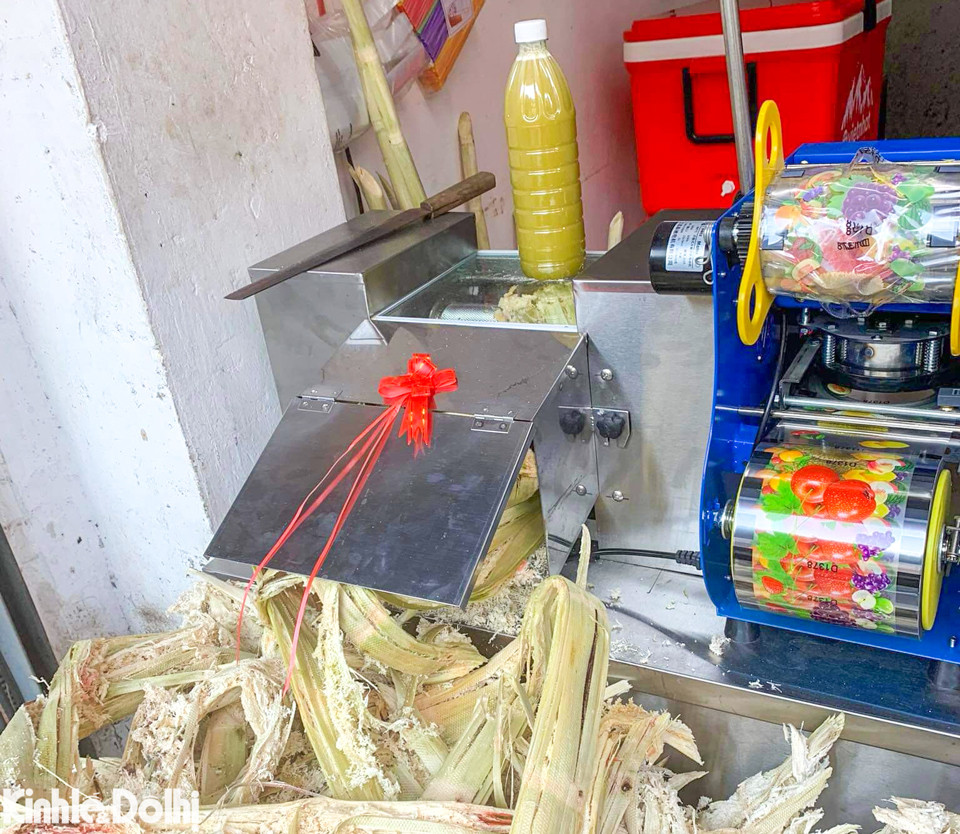 Theo ghi nhận, cách phục vụ của các quán vỉa hè không đảm bảo vệ sinh khiến nguy cơ mắc bệnh cho người tiêu dùng thực sự rất đáng báo động. 