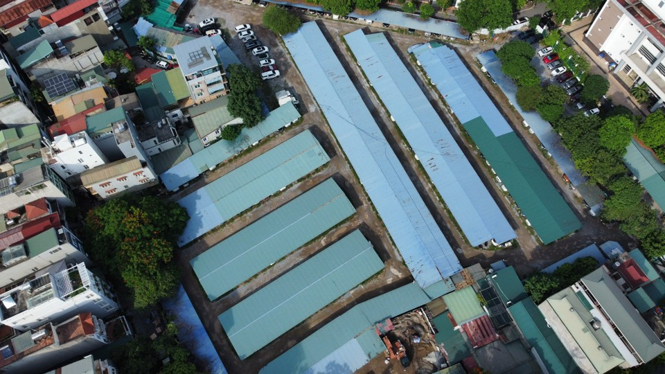 Bãi xe không phép với quy mô hàng trăm xe tại địa chỉ số 24 Đặng Tiến Đông (phường Trung Liệt, quận Đống Đa) vẫn ngang nhiên hoạt động.