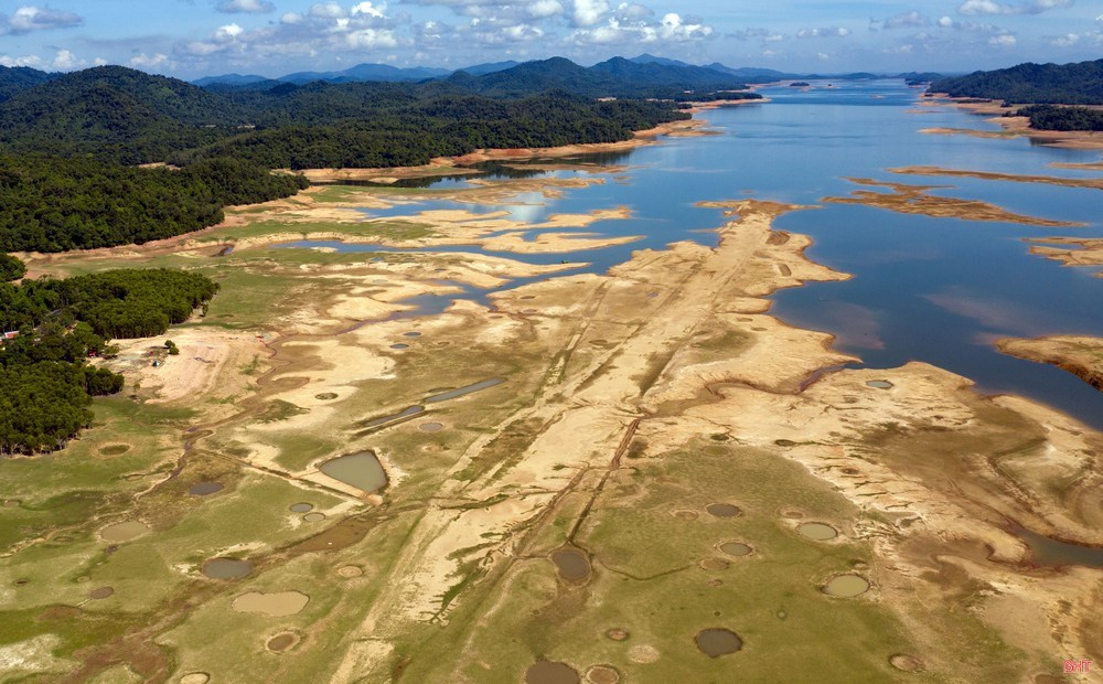 Có một sân bay dã chiến nằm dưới lòng hồ nước ngọt nhân tạo đẹp nhất nhì miền Trung - ảnh 5