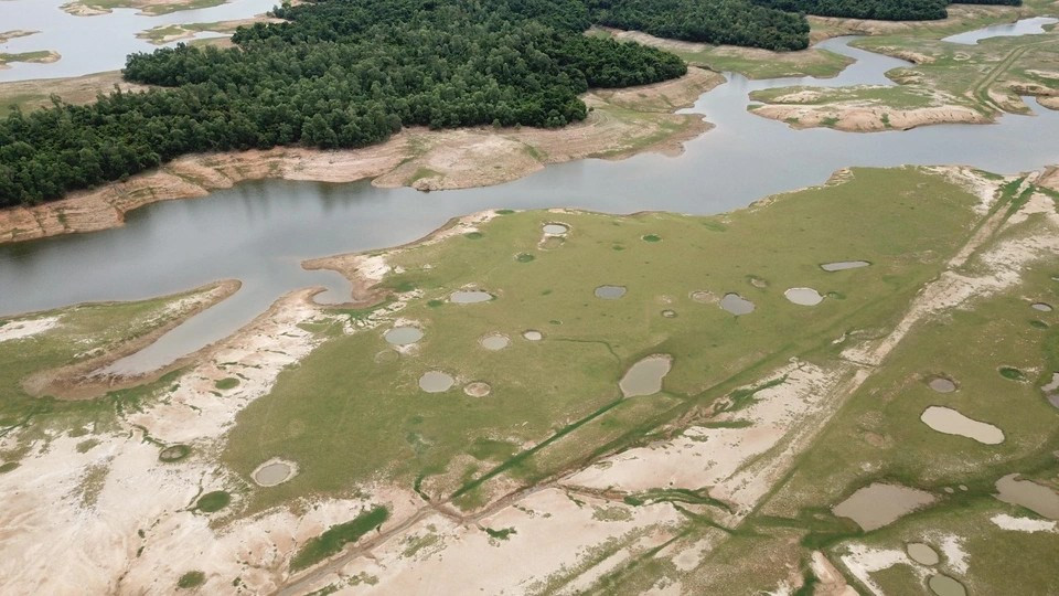 Có một sân bay dã chiến nằm dưới lòng hồ nước ngọt nhân tạo đẹp nhất nhì miền Trung - ảnh 3