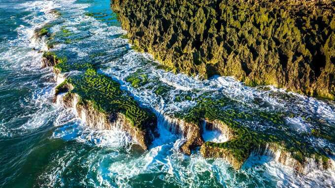 Hòn Đỏ là một quần thể san hô hóa thạch thuộc địa phận thôn Mỹ Hiệp, xã Thanh Hải, huyện Ninh Hải, tỉnh Ninh Thuận. Ảnh: Internet