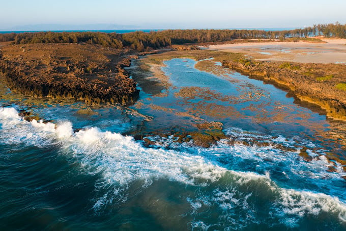 Hòn Đỏ nhìn từ trên cao. Ảnh: Vu Tuan Anh