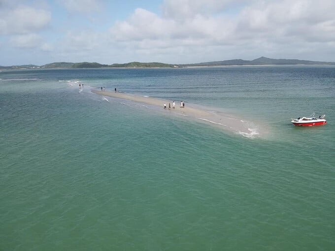 Mỗi tháng con đường cát giữa biển chỉ xuất hiện khoảng 8 lần. Ảnh: Trần Văn Nam