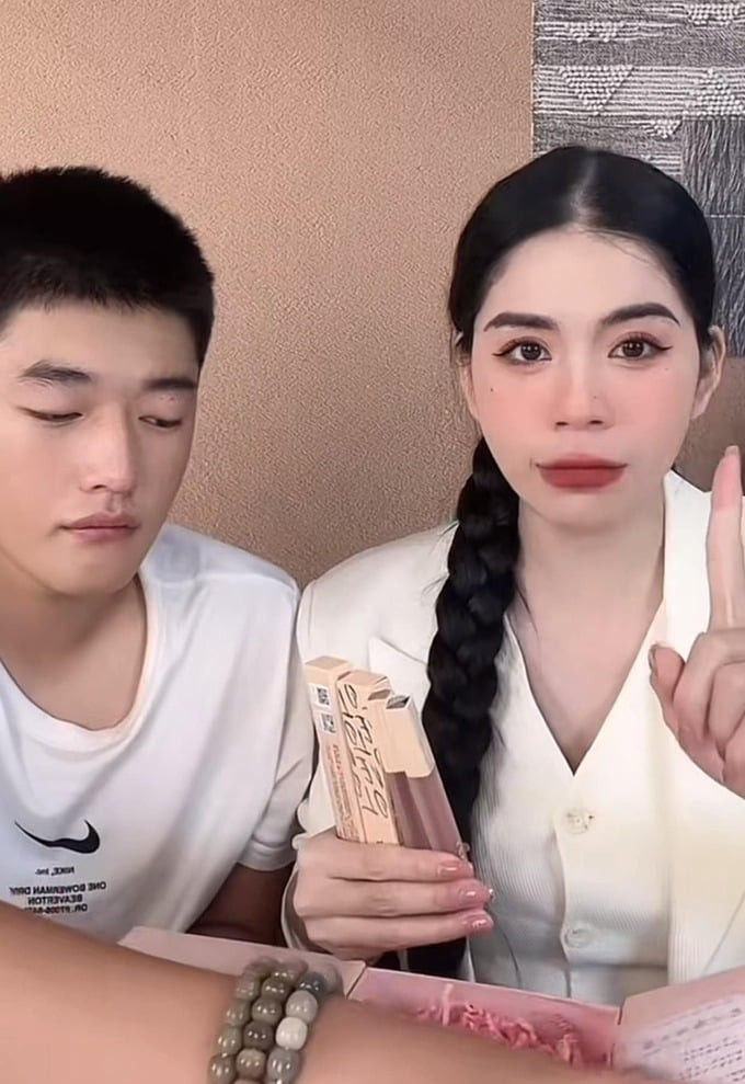 Con riêng của Tôn Bằng xuất hiện trên livestream với Hằng Du Mục. Ảnh: Internet