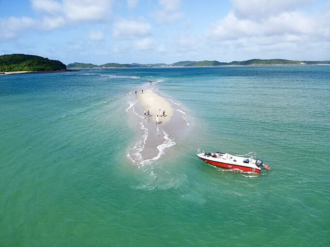 Đường cát nổi lên mặt biển xanh. Ảnh Trần Văn Nam